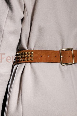 Cinturon de cuero color suela con tachas doradas y hebilla al tono